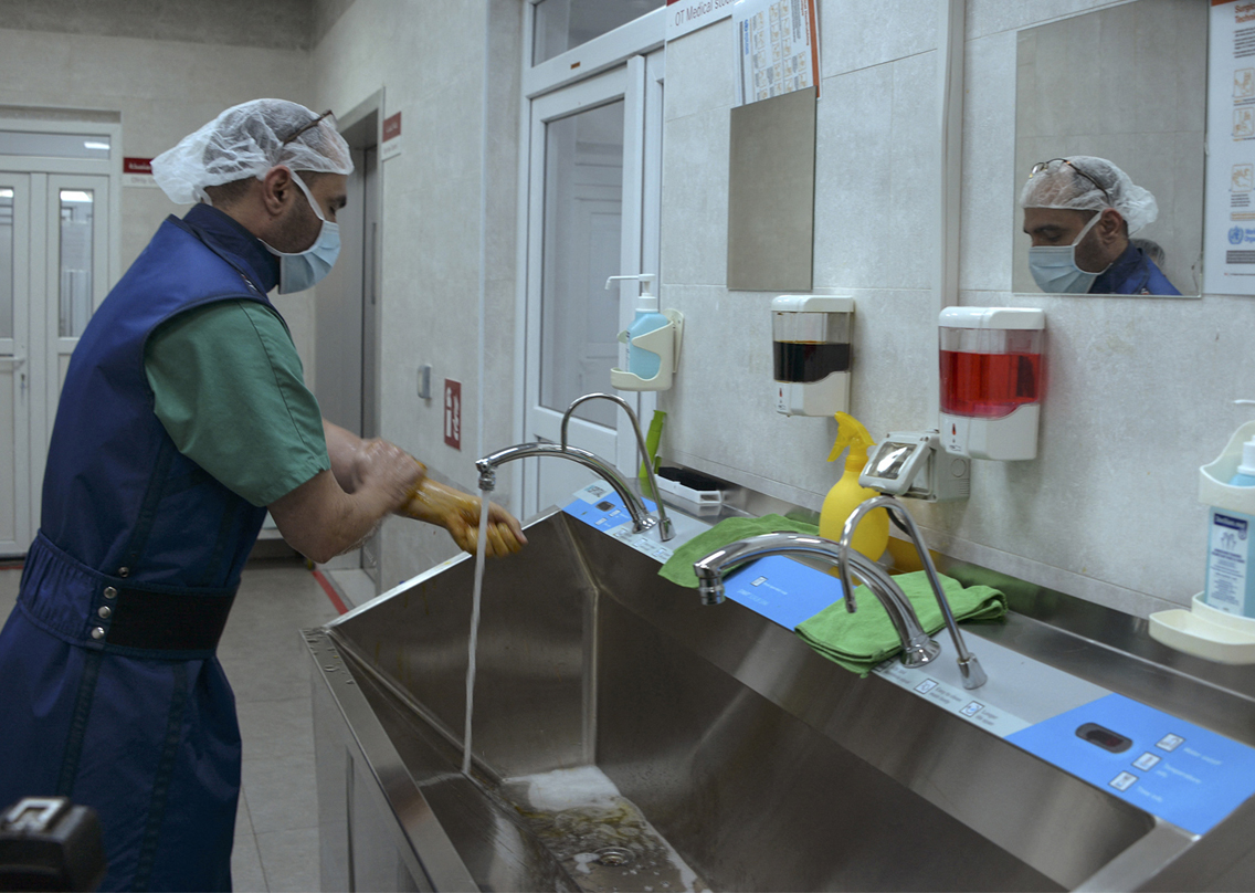 A medic disinfects his hands at the Al-Wahda hospital, opened by Doctors Without Borders (MSF) in 2018, in Iraq's northern city of Mosul, Dec. 16, 2021. (Photo: Zaid al-Obeidi/AFP)